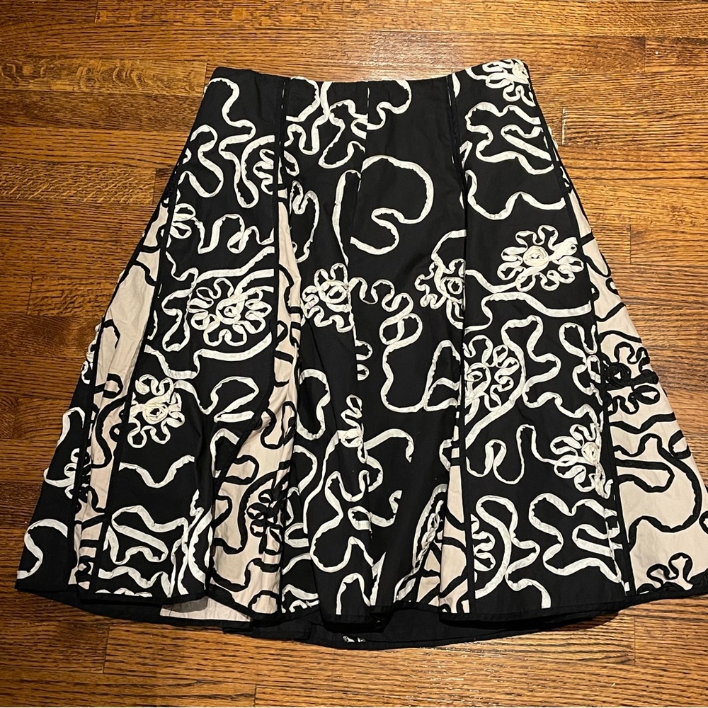 Vintage embroidered black and off-white mid length skirt - size XS